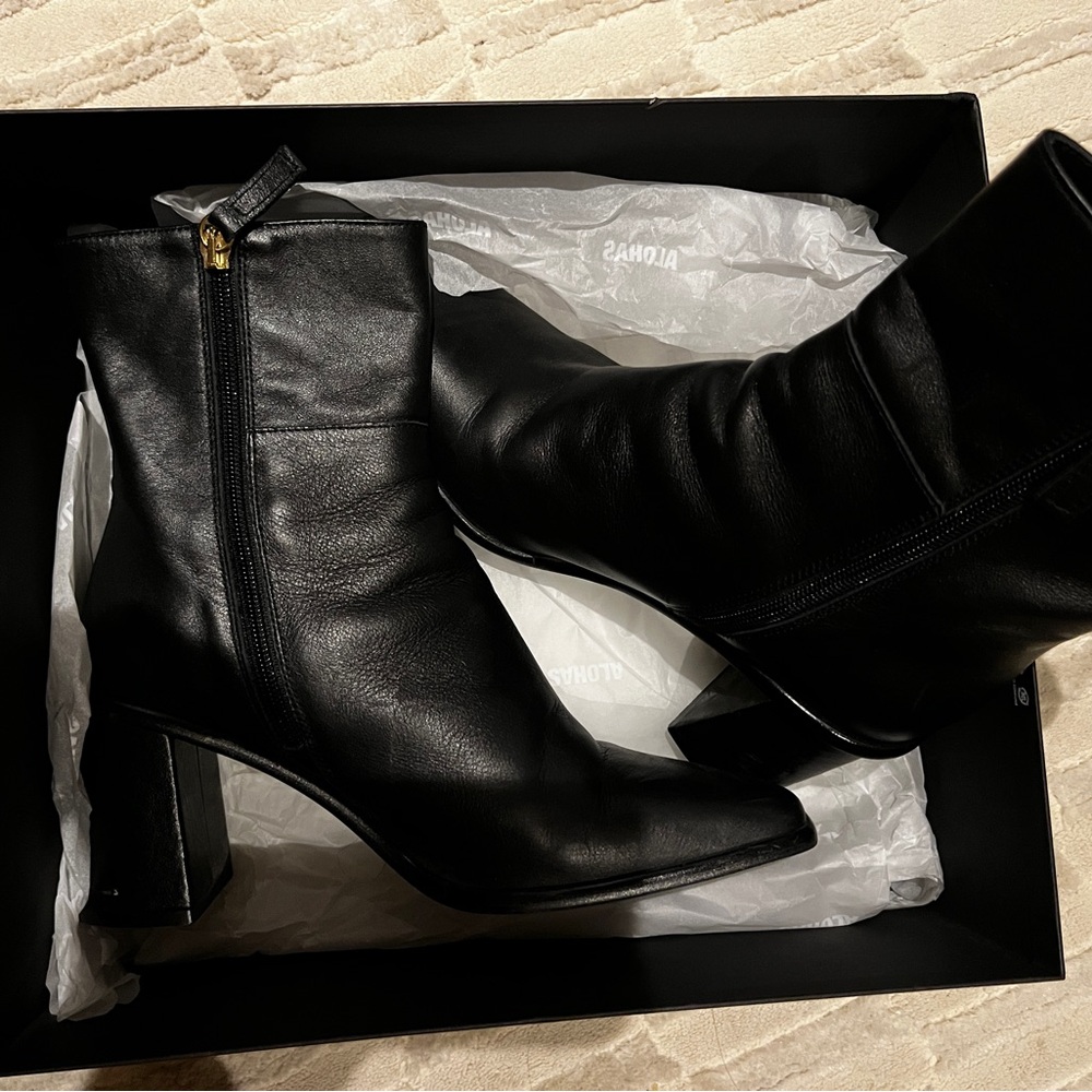 ALOHAS Black Ankle-Length Heeled Boots with Smooth Leather